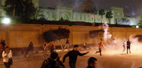 بدأ تظاهرات الاتحادية احتجاجا على الاعلان الدستوري الذي اصدرة الرئيس محمد مرسي في مصر