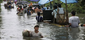 فيضانات شديدة ضربت العاصمة مانيلا اسفرت عن مصرع 16 شخصا على الاقل وتشريد اكثر من ثمانية الف من سكانها